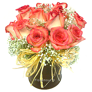 Arreglo en base cer�mica,simplificado con rosas importadas, color a elecci�n.
Buena Duraci�n flores en agua.